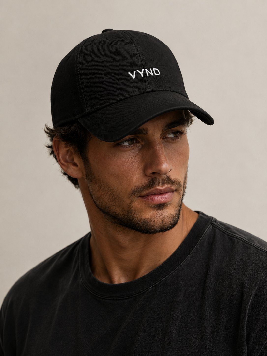 Boné preto com logo bordado