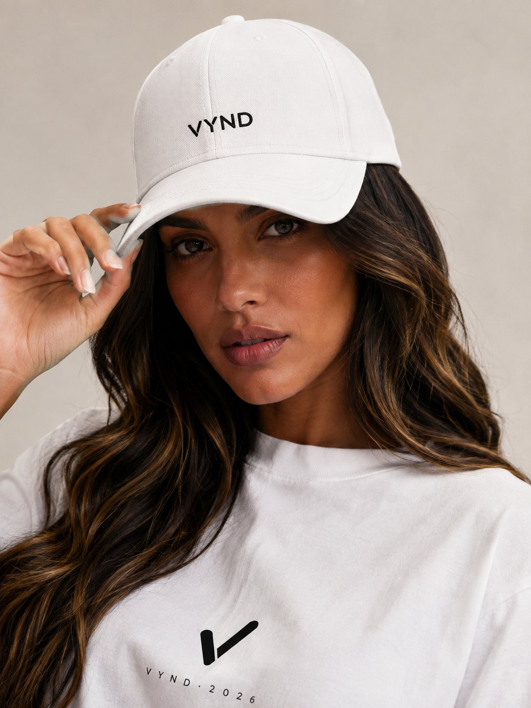 Boné off-white com logo bordado